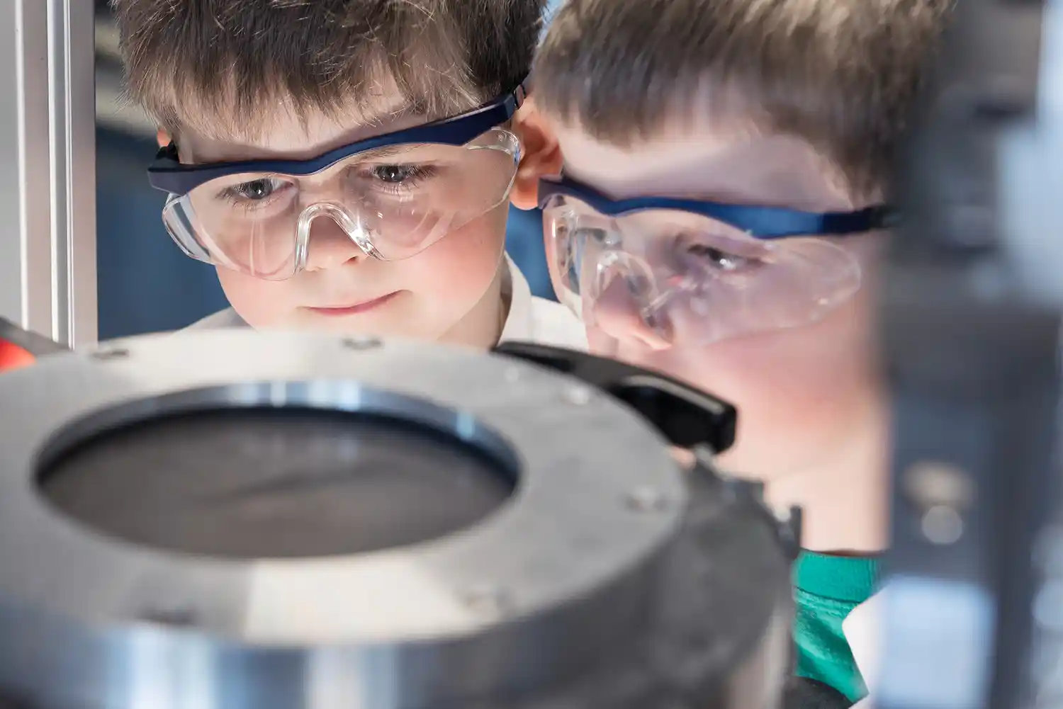 Kinder beim forschen an verschiedenen Geräten an der Kinderuni der Runr-Universität Bochum.